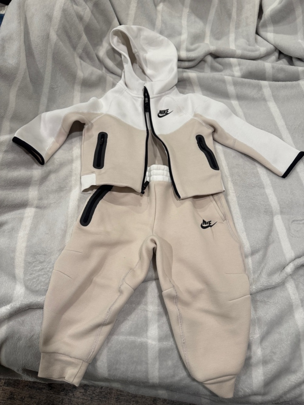 Nike Beige and White Toddlers' Hoodie & Joggers Set 2-3 yrs